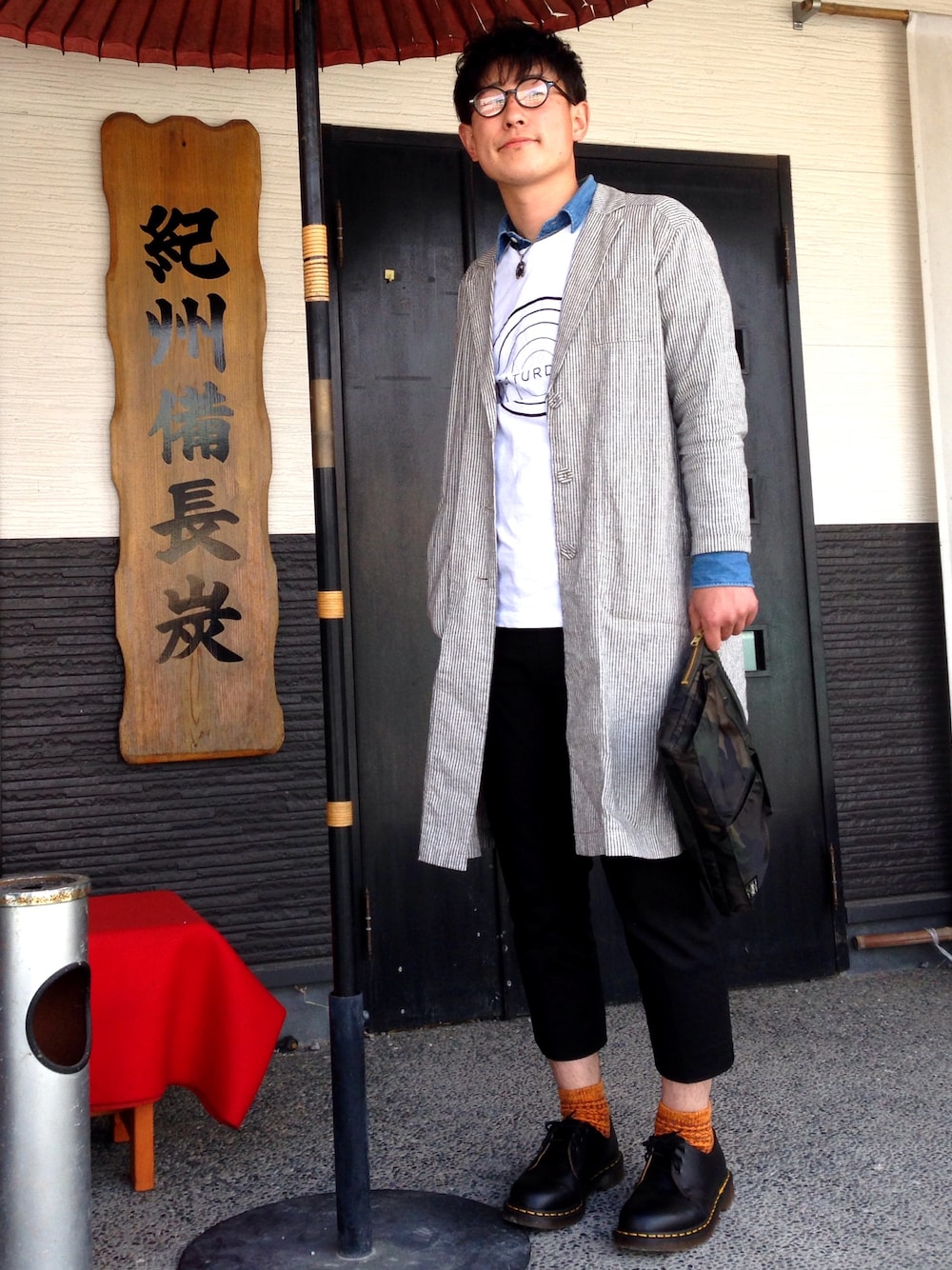「春コーデ、シンプル、studio clip、ロングコート、UNIQLO、PORTER、クラッチバッグ、Dr.Martens」｜「Dr. MartensのDr. martens original 1461 boots（ブーツ、ブラック系）」を使った、ゆうすけさん（メンズ・176cm）の春コーディネートの1枚目の写真