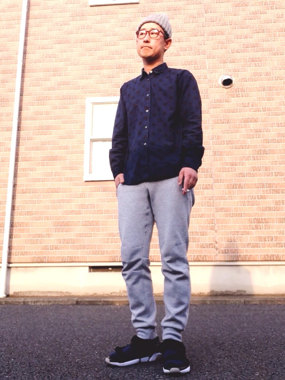 「ラクチンコーデ、ORPHIC、スウェットパンツ、水玉模様、BLACK COMME des GARÇONS、WEGO」｜「ORPHICのORPHIC × SUB-AGE. ORP-SUB-AGE-01（サンダル、ブラック系）」を使った、ゆうすけさん（メンズ・176cm）の春コーディネートの1枚目の写真