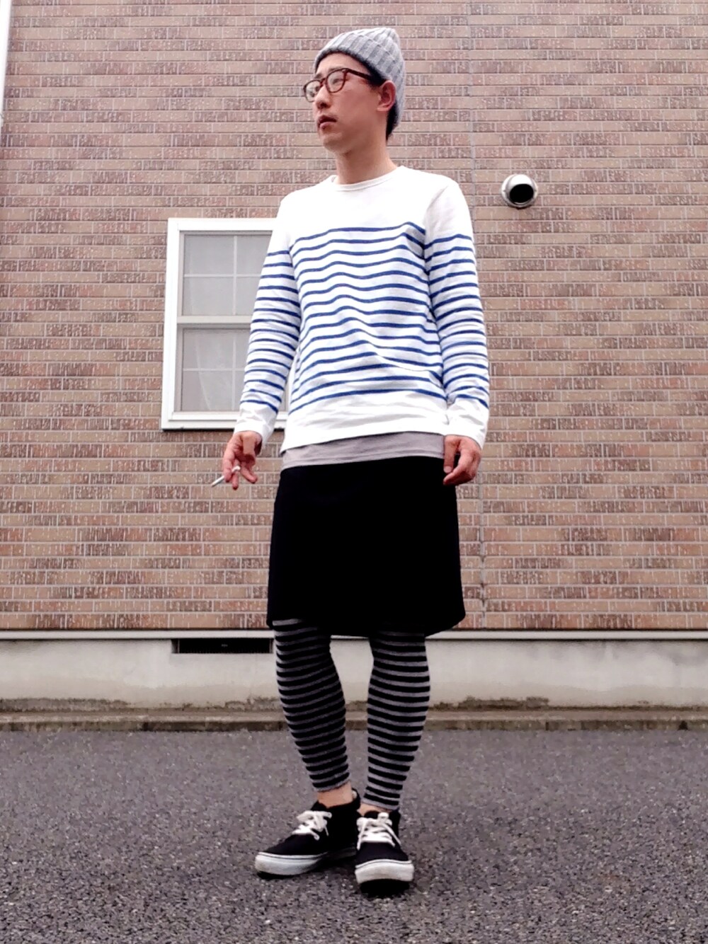 「ボーダー、UNIQLO、ペンシルスカート、VANS、ニット帽」｜「VANSのCHUKKA/VANS
（スニーカー、ブラック系）」を使った、ゆうすけさん（メンズ・176cm）の春コーディネートの1枚目の写真