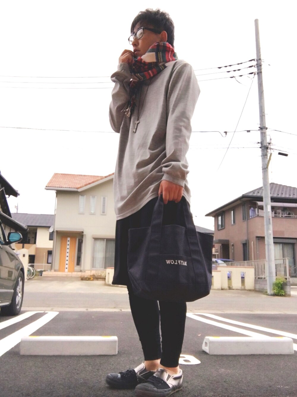 「オトナカジュアル、TROVE、シンプル、スカート、UNIQLO、MIHARAYASUHIRO、トートバッグ、ジャックパーセル、BAYFLOW(BAYFLOW)」｜「MIHARAYASUHIROのアイテム（スニーカー、ブラック系）」を使った、ゆうすけさん（メンズ・176cm）の秋コーディネートの1枚目の写真