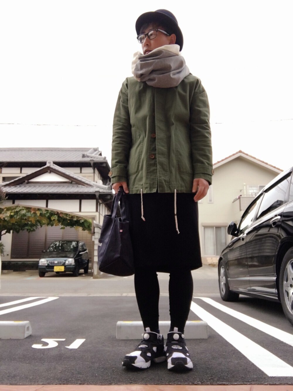 「モッズコート、ストール、FREAK’Ｓ STORE、ハット、スカート、トートバッグ、レギンス、ポンプフューリー」｜「ReebokのREEBOK/ リーボック: INSTAPUMP FURY OG / スニーカー（スニーカー、ブラック系）」を使った、ゆうすけさん（メンズ・176cm）の秋コーディネートの1枚目の写真