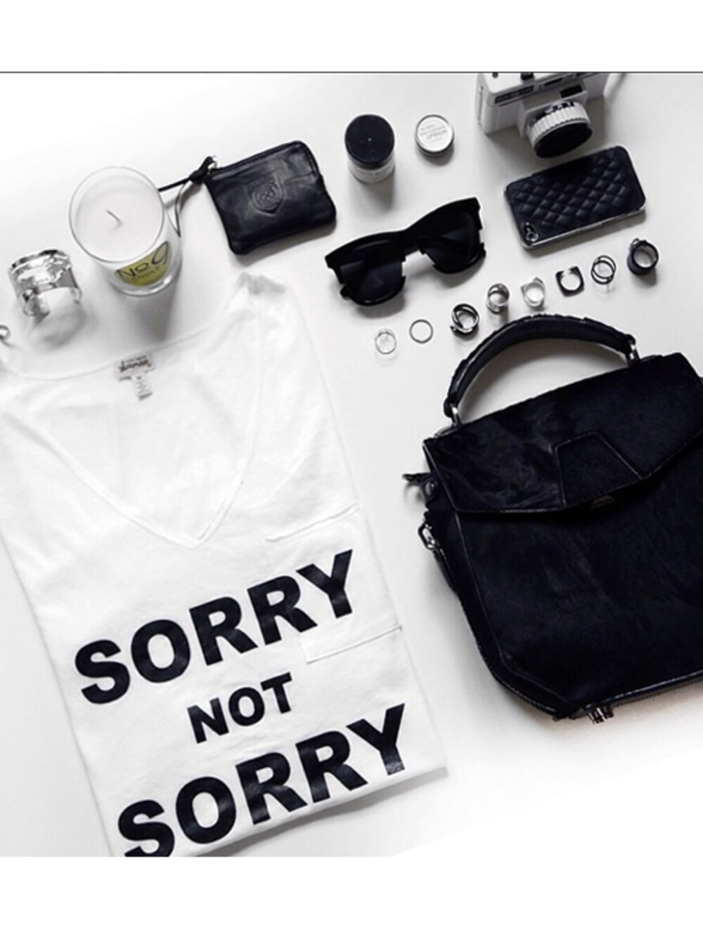 シルバー系のバングル/リストバンドを着用したレディースの冬コーディネートの1枚目の写真