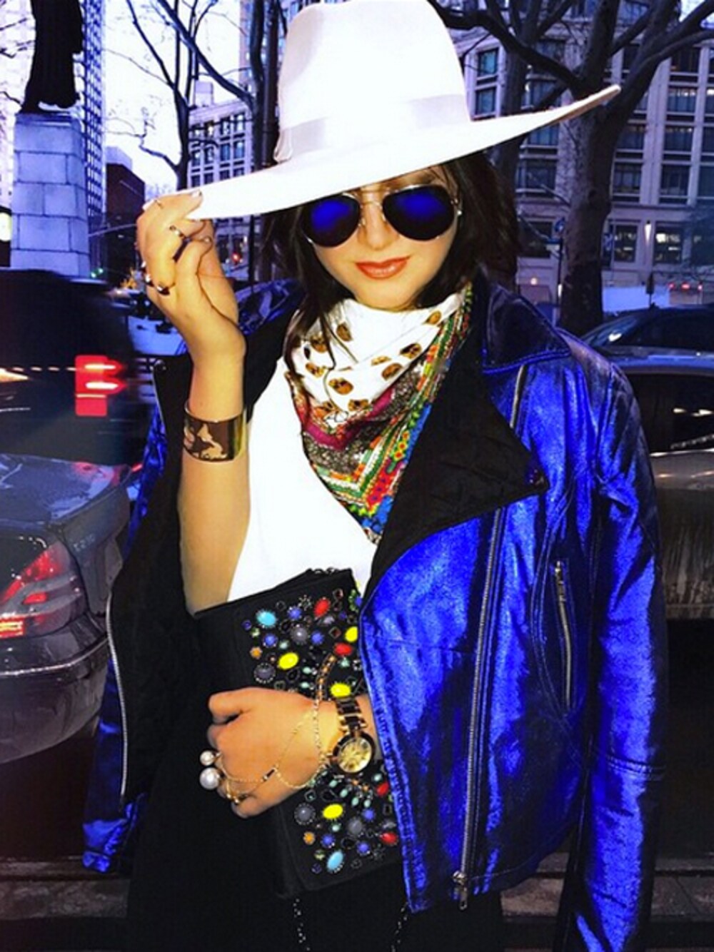 ゴールド系のブレスレットを着用したレディースの春コーディネートの1枚目の写真