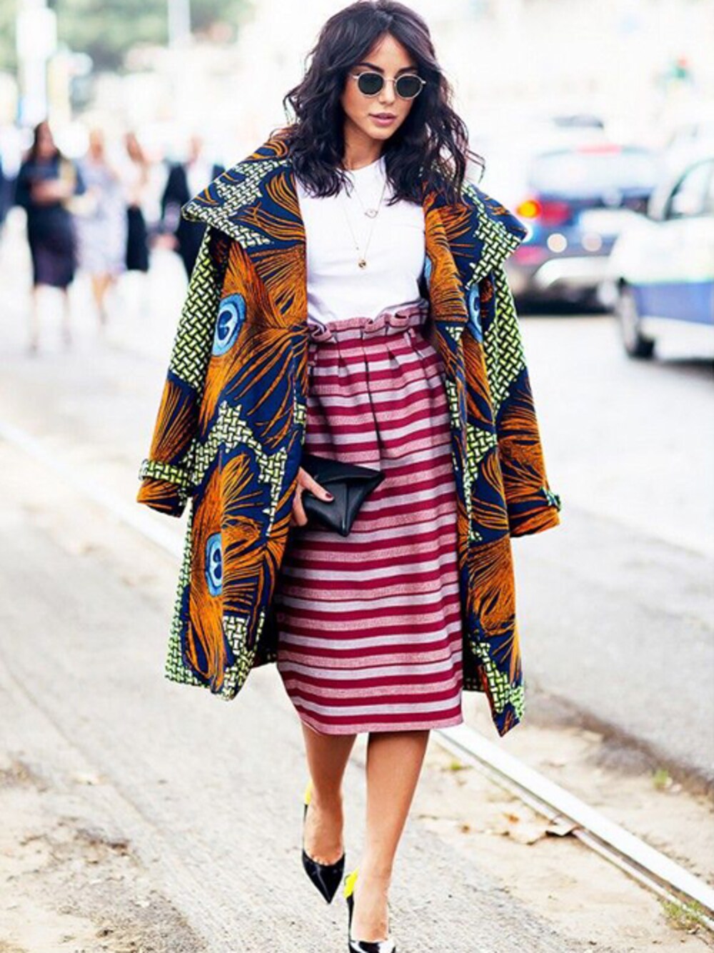 ゴールド系のネックレスを着用したレディースの春コーディネートの1枚目の写真