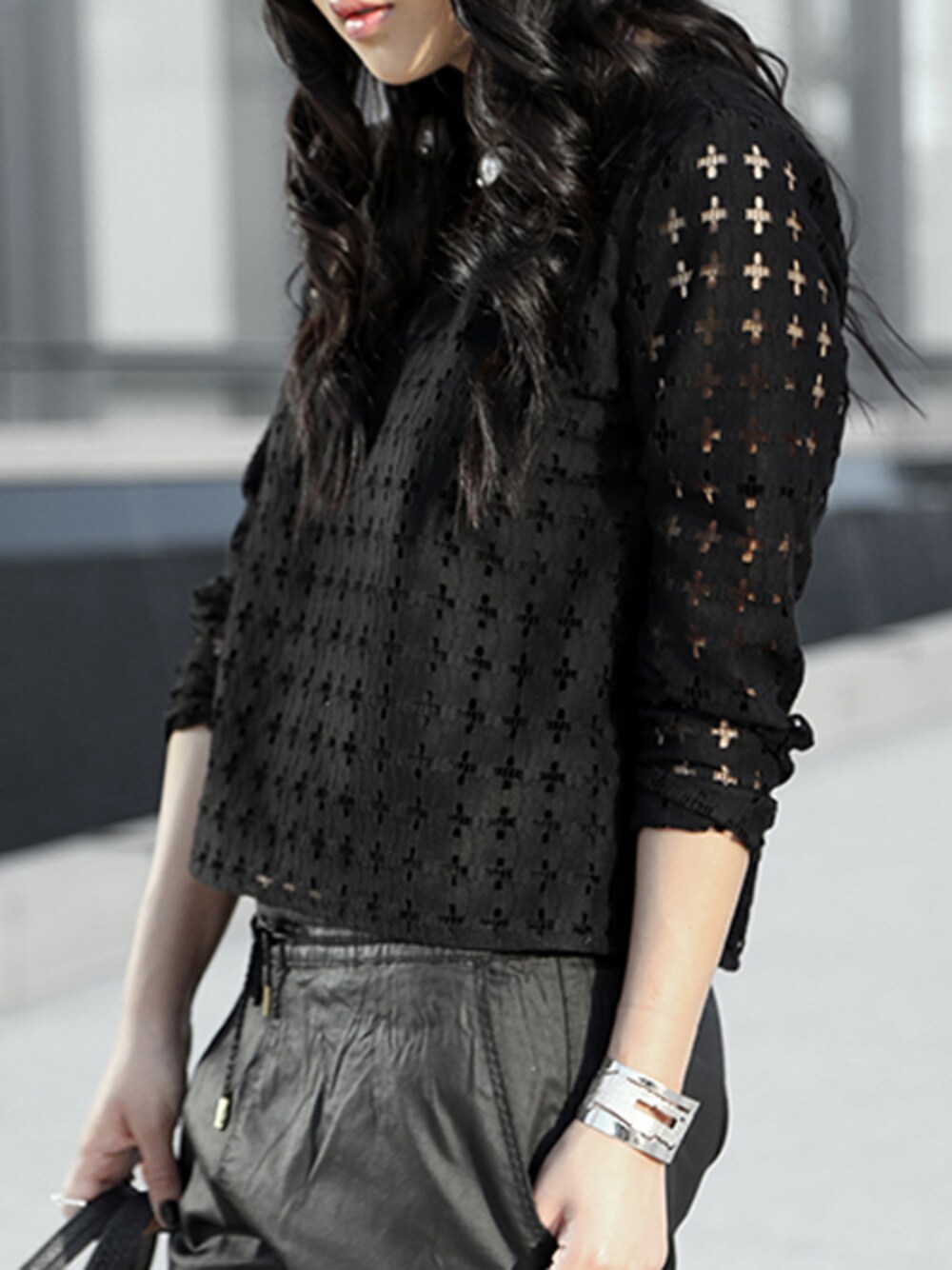 シルバー系のバングル/リストバンドを着用したレディースの春コーディネートの1枚目の写真