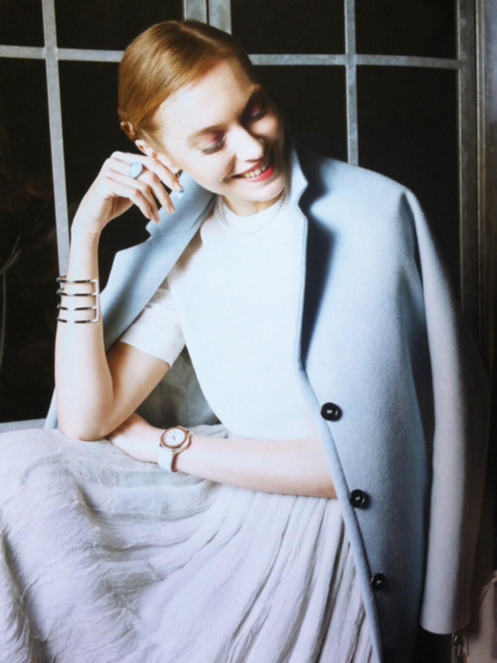 シルバー系のバングル/リストバンドを着用したレディースの春コーディネートの1枚目の写真