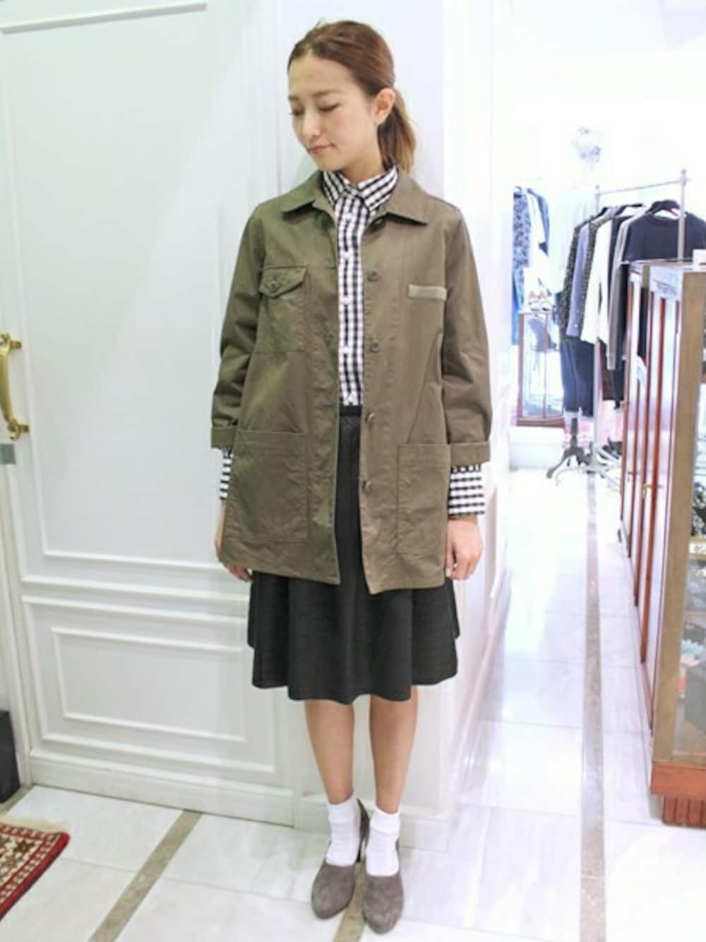 グリーン系のブルゾン、ブラック系のシャツ/ブラウス、ブラック系のスカートを着用したレディースの秋コーディネートの1枚目の写真