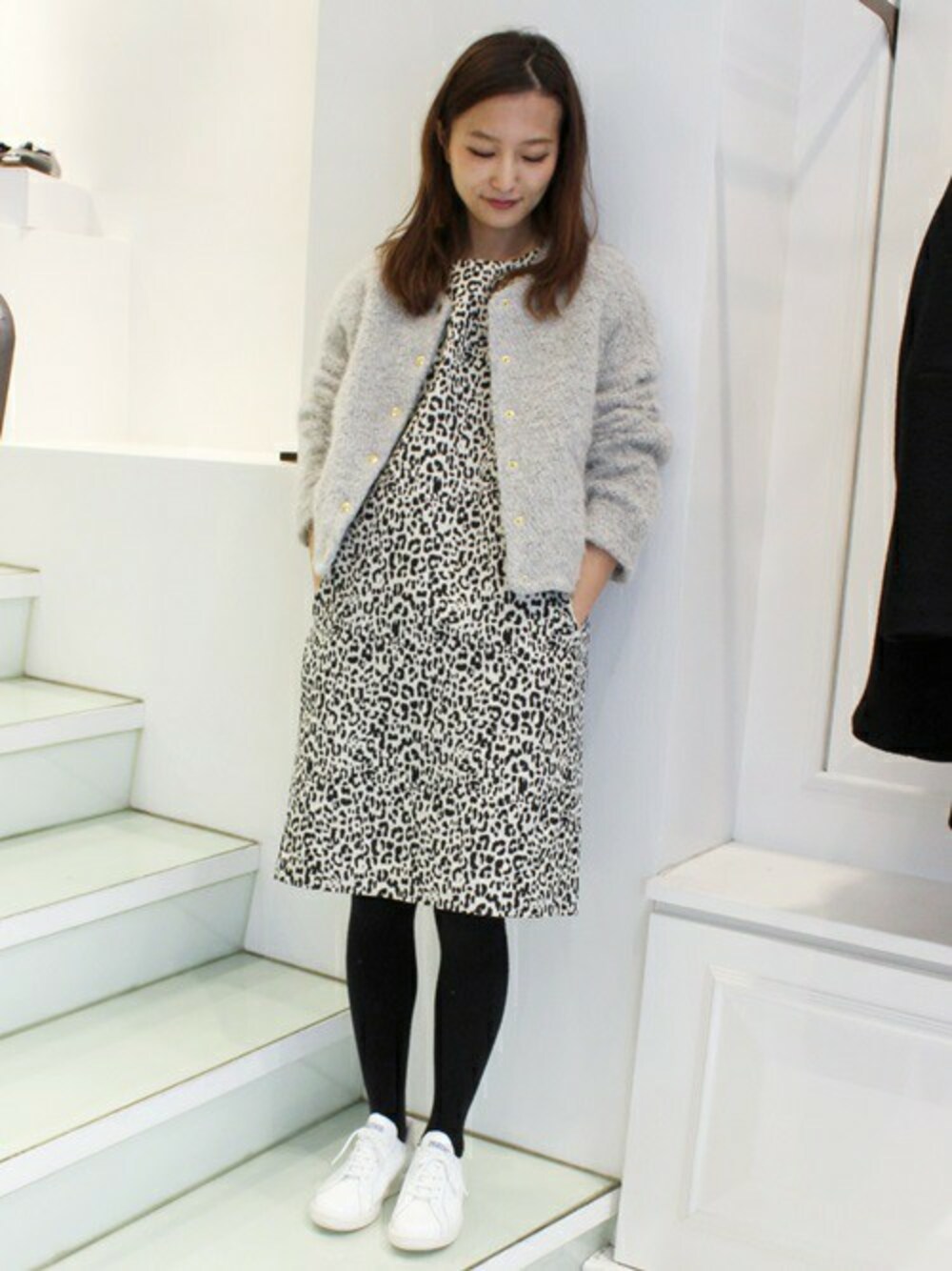 ホワイト系のワンピース、グレー系のノーカラージャケットを着用したレディースの冬コーディネートの1枚目の写真