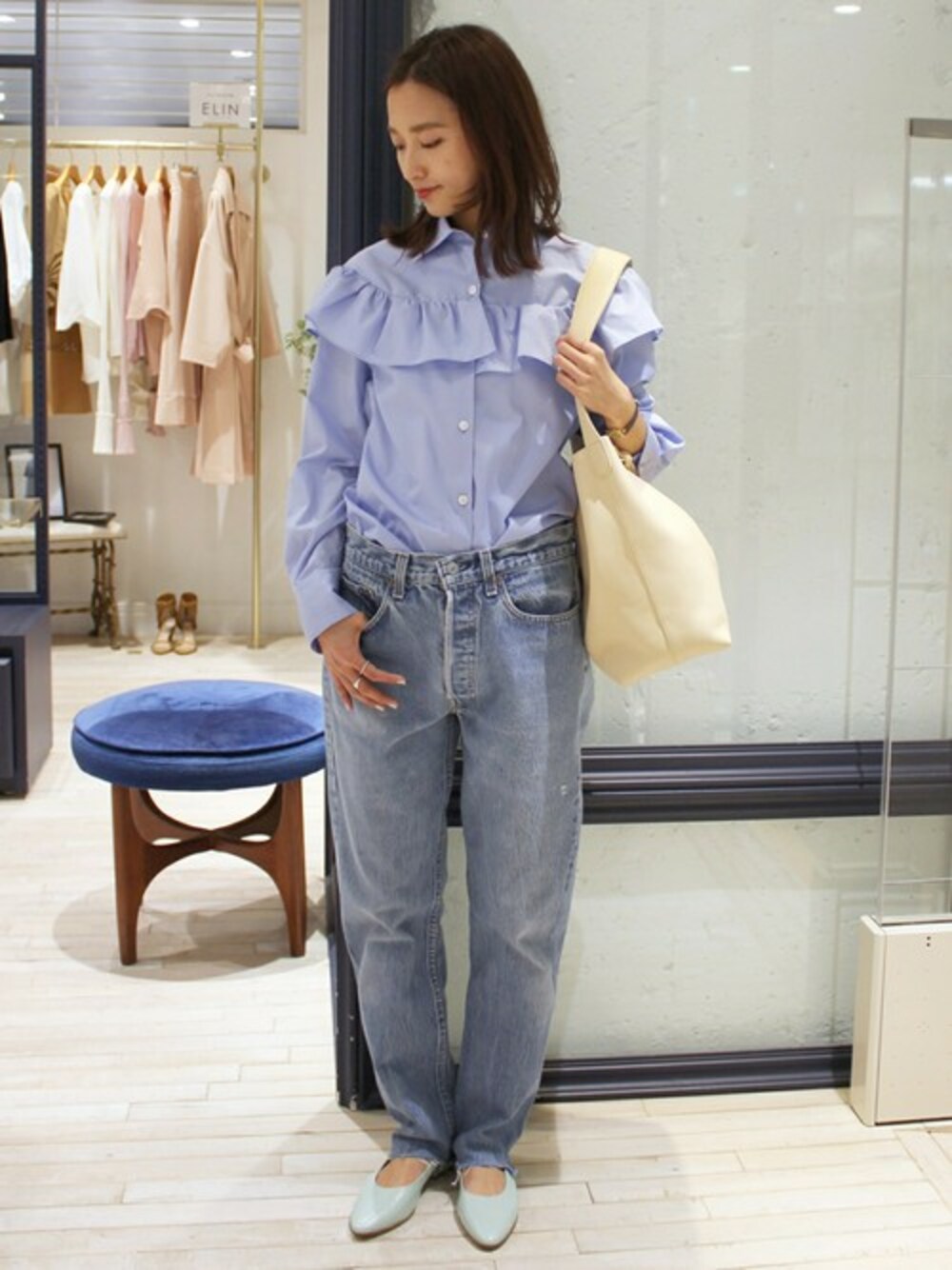 「edit for lulu、EDIT.FOR LULU、エディットフォールル(EDIT. FOR LULU)」｜「EDIT. FOR LULUの◇ヨークラッフルブラウス（シャツ/ブラウス、ブルー系）」を使った、Yuriさん（レディース・156cm）の冬コーディネートの1枚目の写真