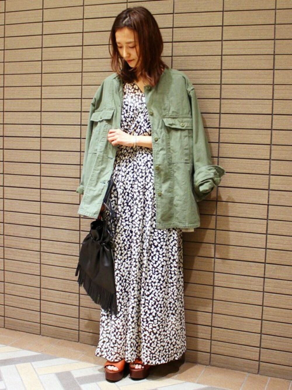 「ワンピース、ミリタリージャケット、カーキアウター、花柄ワンピース、edit for lulu、70's、ビンテージ風、EDIT.FOR LULU、エディットフォールル(EDIT. FOR LULU)」｜「EDIT. FOR LULUのモノトーン フラワードレス◆（ワンピース、ブラック系）」を使った、Yuriさん（レディース・156cm）の春コーディネートの1枚目の写真