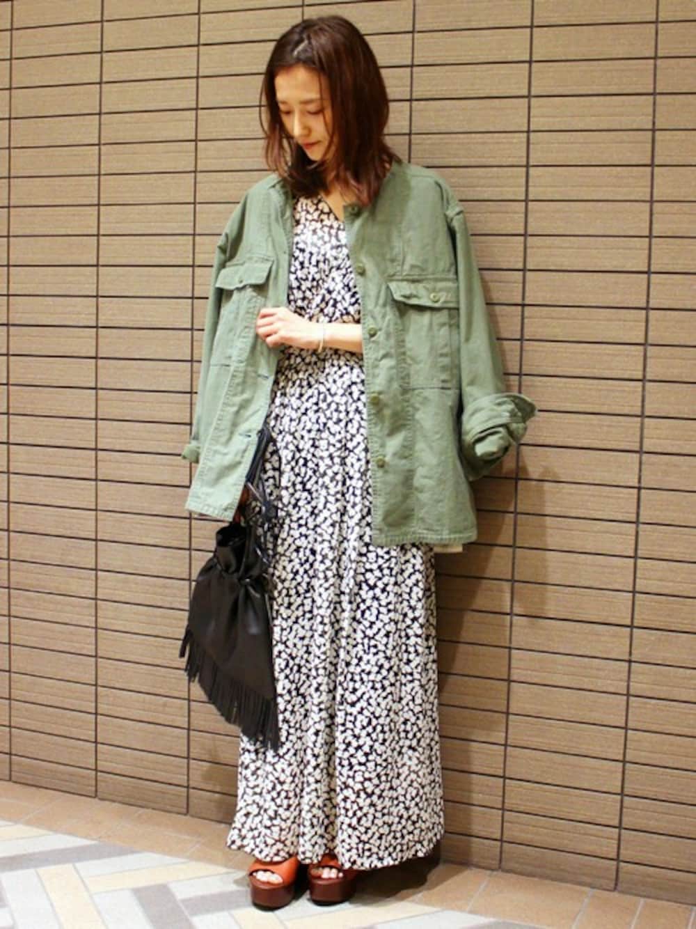 「ワンピース、ミリタリージャケット、花柄ワンピース、edit for lulu、EDIT.FOR LULU、エディットフォールル(EDIT. FOR LULU)」｜「EDIT. FOR LULUのモノトーン フラワードレス◆（ワンピース、ブラック系）」を使った、Yuriさん（レディース・156cm）の春コーディネートの1枚目の写真