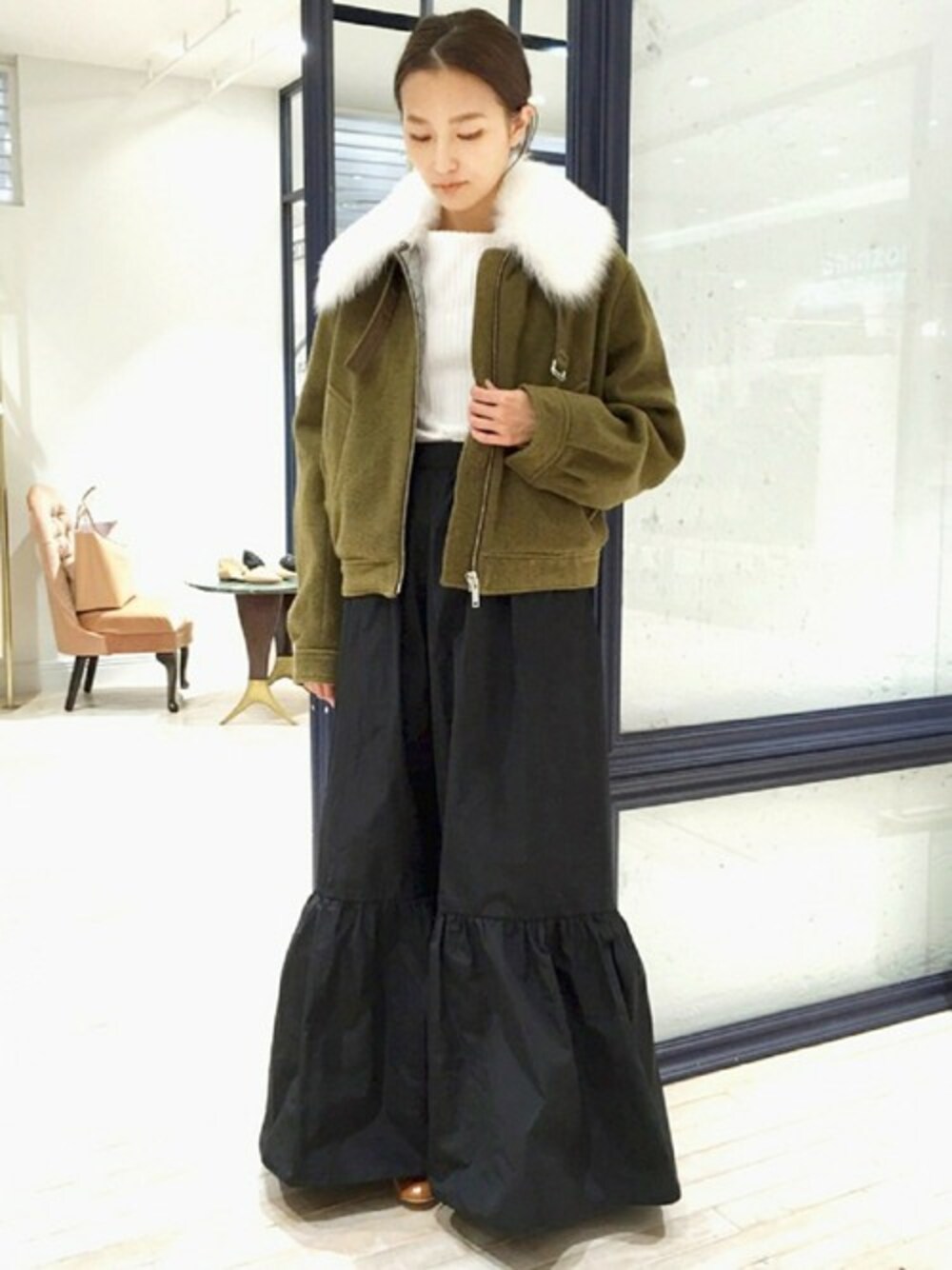 「edit for lulu、EDIT.FOR LULU、エディットフォールル(EDIT. FOR LULU)」｜「EDIT. FOR LULUのTOPSHOP UNIQUE ファー付きボンバージャケット（ブルゾン、グリーン系）」を使った、Yuriさん（レディース・156cm）の秋コーディネートの1枚目の写真