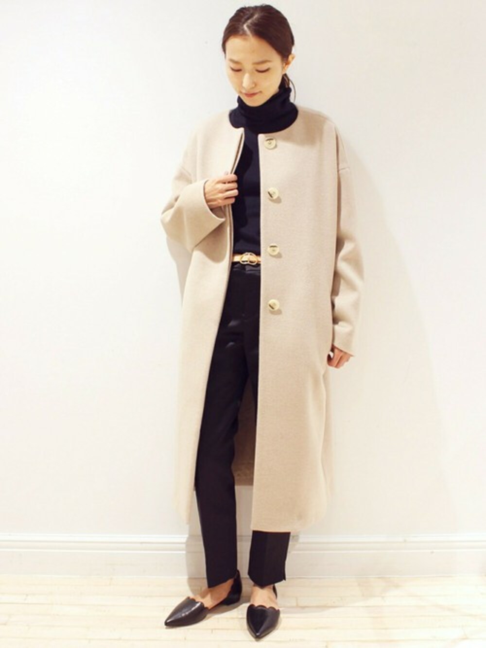 「コートスタイル、edit for lulu、EDIT.FOR LULU、エディットフォールル(EDIT. FOR LULU)」｜「EDIT. FOR LULUの《予約》PESCA LAMB ノーカラーコート◆（その他アウター、ベージュ系）」を使った、Yuriさん（レディース・156cm）の秋コーディネートの1枚目の写真