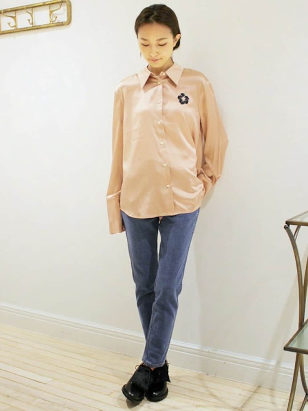 「edit for lulu、EDIT.FOR LULU、エディットフォールル(EDIT. FOR LULU)」｜「trade markのTRADE MARK ハイビスカスシャツ◆（シャツ/ブラウス、ピンク系）」を使った、Yuriさん（レディース・156cm）の秋コーディネートの1枚目の写真
