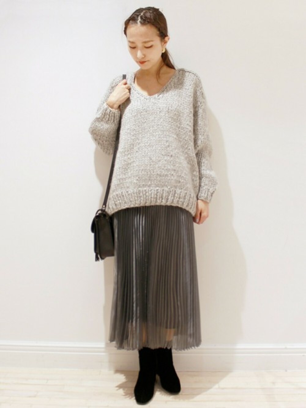 「edit for lulu、EDIT.FOR LULU、エディットフォールル(EDIT. FOR LULU)」｜「Mes Demoiselles...のMES DEMOISELLES Vネックオーバーサイズプルオーバー◆（ニット/セーター、グレー系）」を使った、Yuriさん（レディース・156cm）の秋コーディネートの1枚目の写真