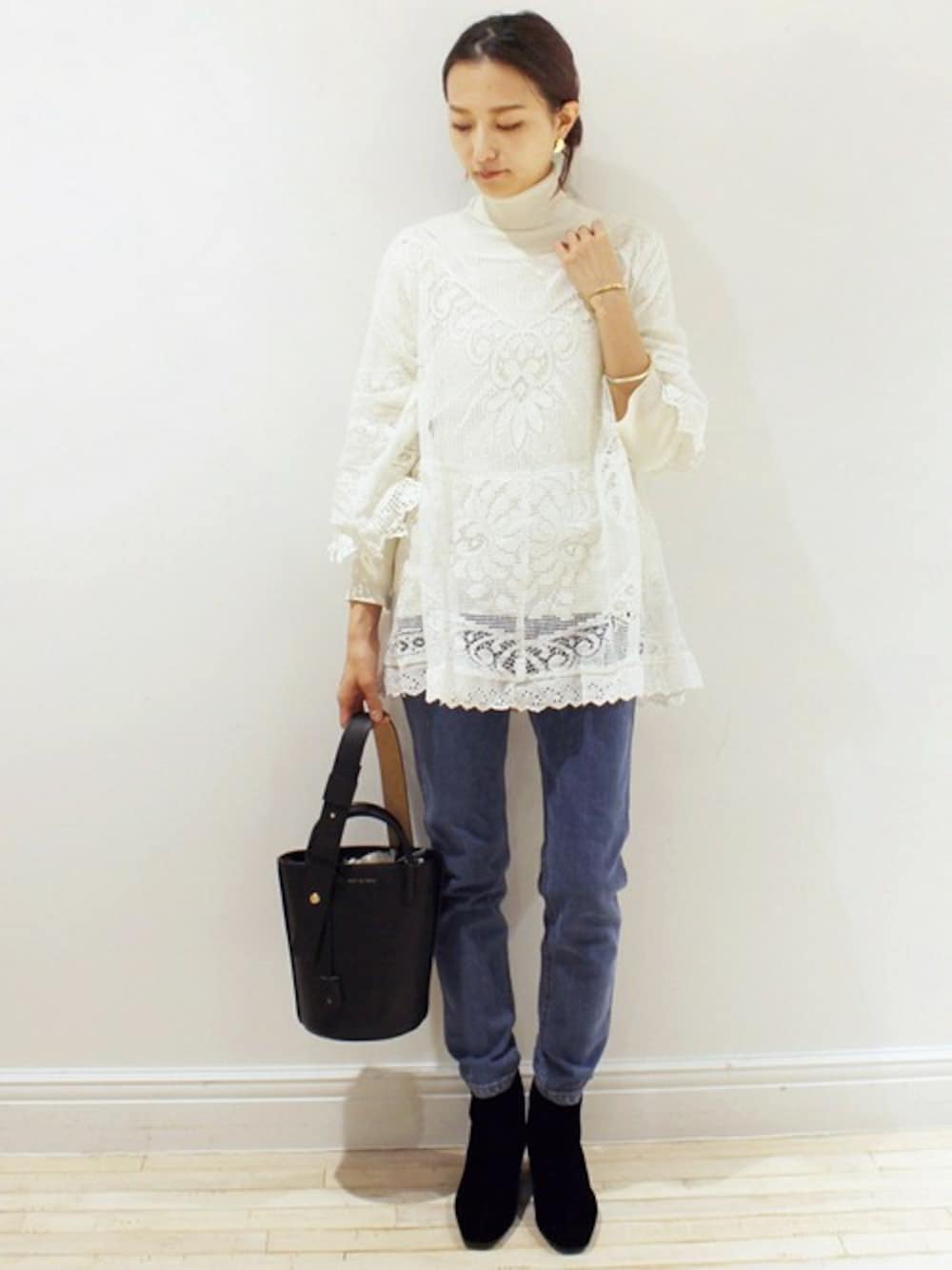 「edit for lulu、EDIT.FOR LULU、エディットフォールル(EDIT. FOR LULU)」｜「EDIT. FOR LULUのPLACE NATIONALE アソートレースブラウス◆（シャツ/ブラウス、ホワイト系）」を使った、Yuriさん（レディース・156cm）の冬コーディネートの1枚目の写真