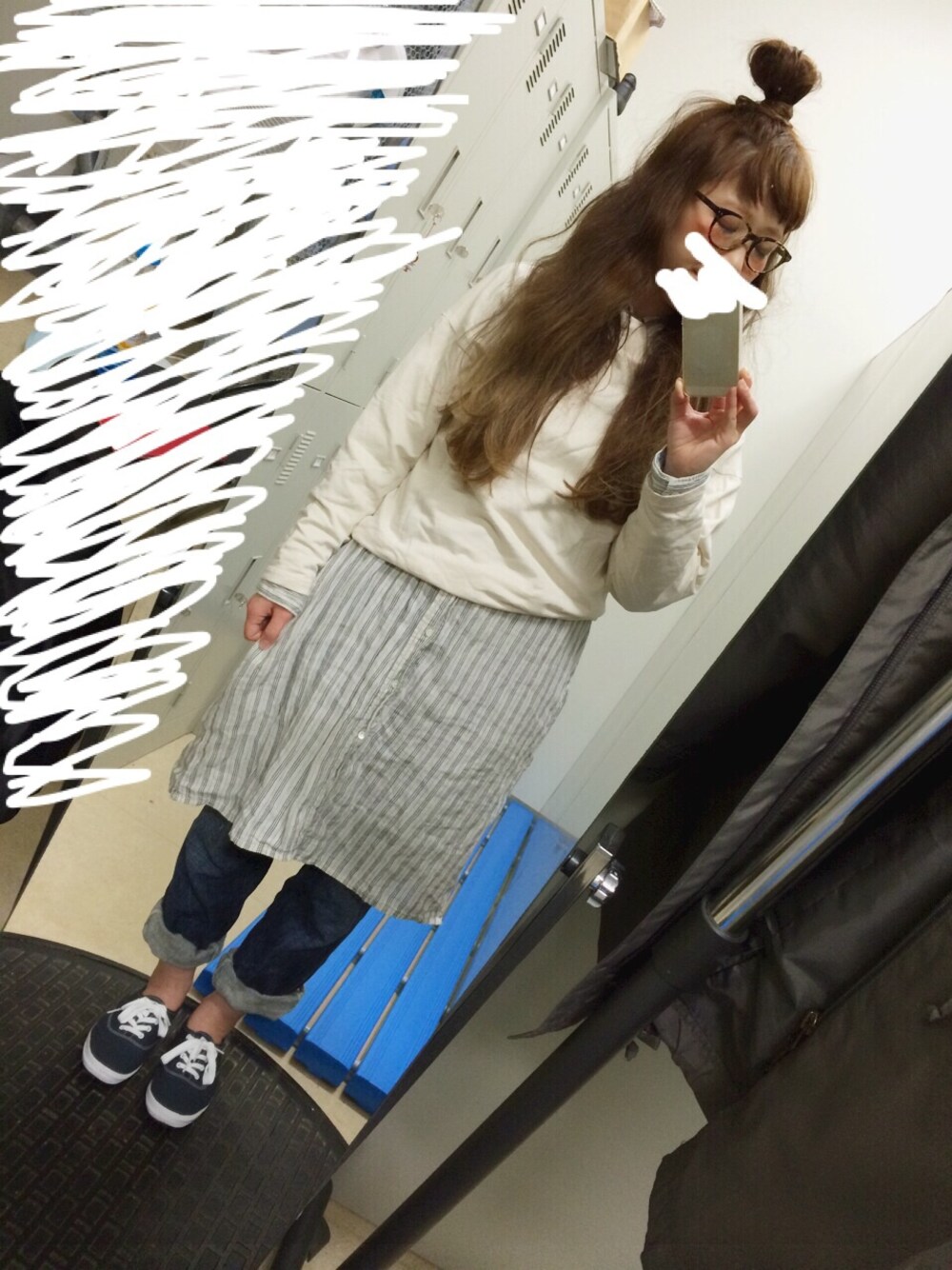 「重ね着、シャツワンピ、デニム、めがね、ワンピース、ワンピース×スニーカー、ワンピース×デニム」｜「rukkilillのSuper Hight Gauge Fleecy　ハイネックPO（Tシャツ/カットソー、ホワイト系）」を使った、Mayaさん（レディース・152cm）の秋コーディネートの1枚目の写真