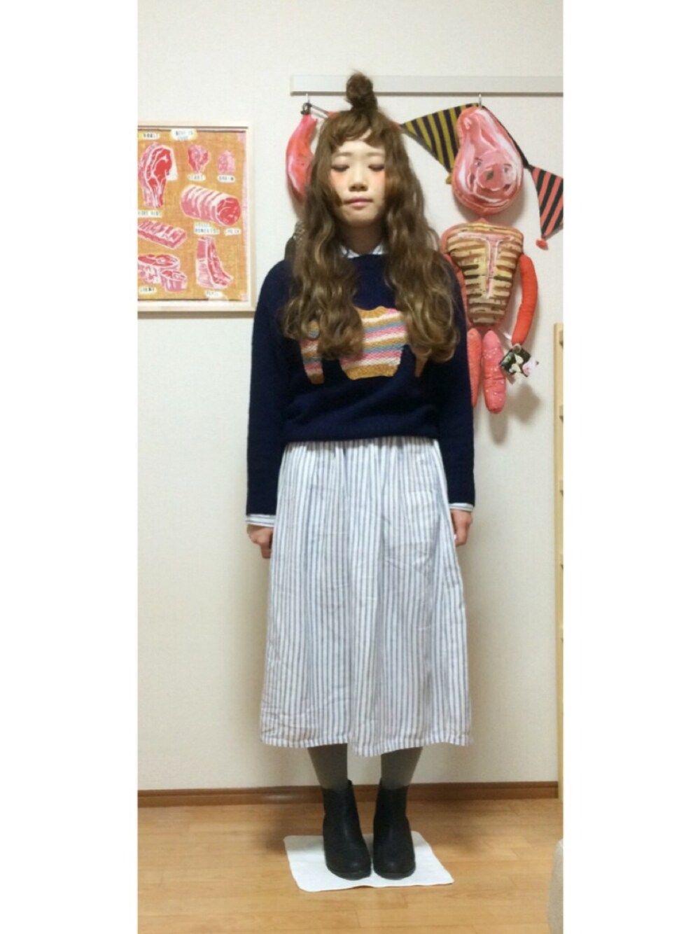 「カラータイツ、レプシィム(LEPSIM)、サイドゴアブーツ、グレータイツ、ニット、ニット×シャツ、シャツワンピ、PAR ICI」｜「l'atelier du savonの5Gシェットランドウール　ニット柄プルオーバー（ニット/セーター、ブルー系）」を使った、Mayaさん（レディース・152cm）の秋コーディネートの1枚目の写真