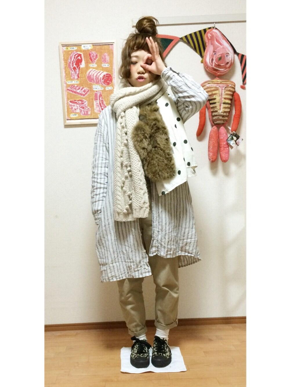 「マフラーぐるぐる、レオパード、柄×柄、ベージュのチノパン、シャツワンピ、お団子ヘアー、PAR ICI、I am I」｜「TIENS ecouteのラビットファーティペット（マフラー、ブラウン系）」を使った、Mayaさん（レディース・152cm）の冬コーディネートの1枚目の写真