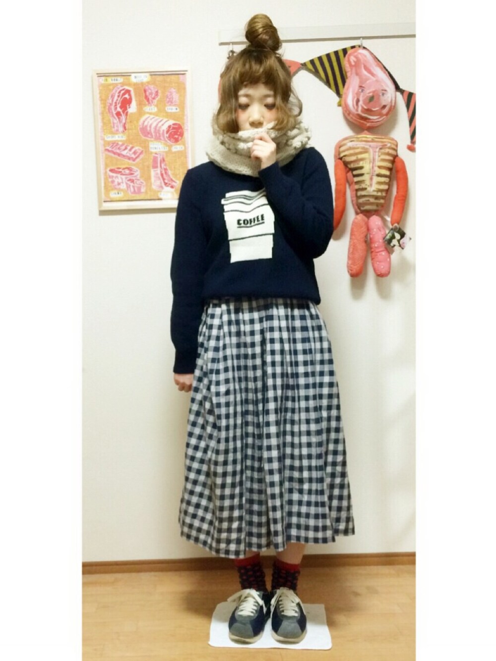 「マフラーぐるぐる、I am I、チェックスカート、靴下屋、BEAMS BOY、ナイキ、NIKE」｜「BEAMS BOYの水玉ソックス（ソックス/靴下、ブルー系）」を使った、Mayaさん（レディース・152cm）の冬コーディネートの1枚目の写真