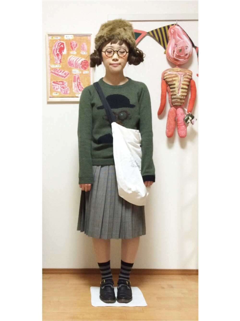「エコバッグ、ファー小物、丸メガネ、靴下屋、マニッシュシューズ」｜「I am I の７Ｇウォッシャブルラム　おじさんクループルオーバー（ニット/セーター、グリーン系）」を使った、Mayaさん（レディース・152cm）の冬コーディネートの1枚目の写真