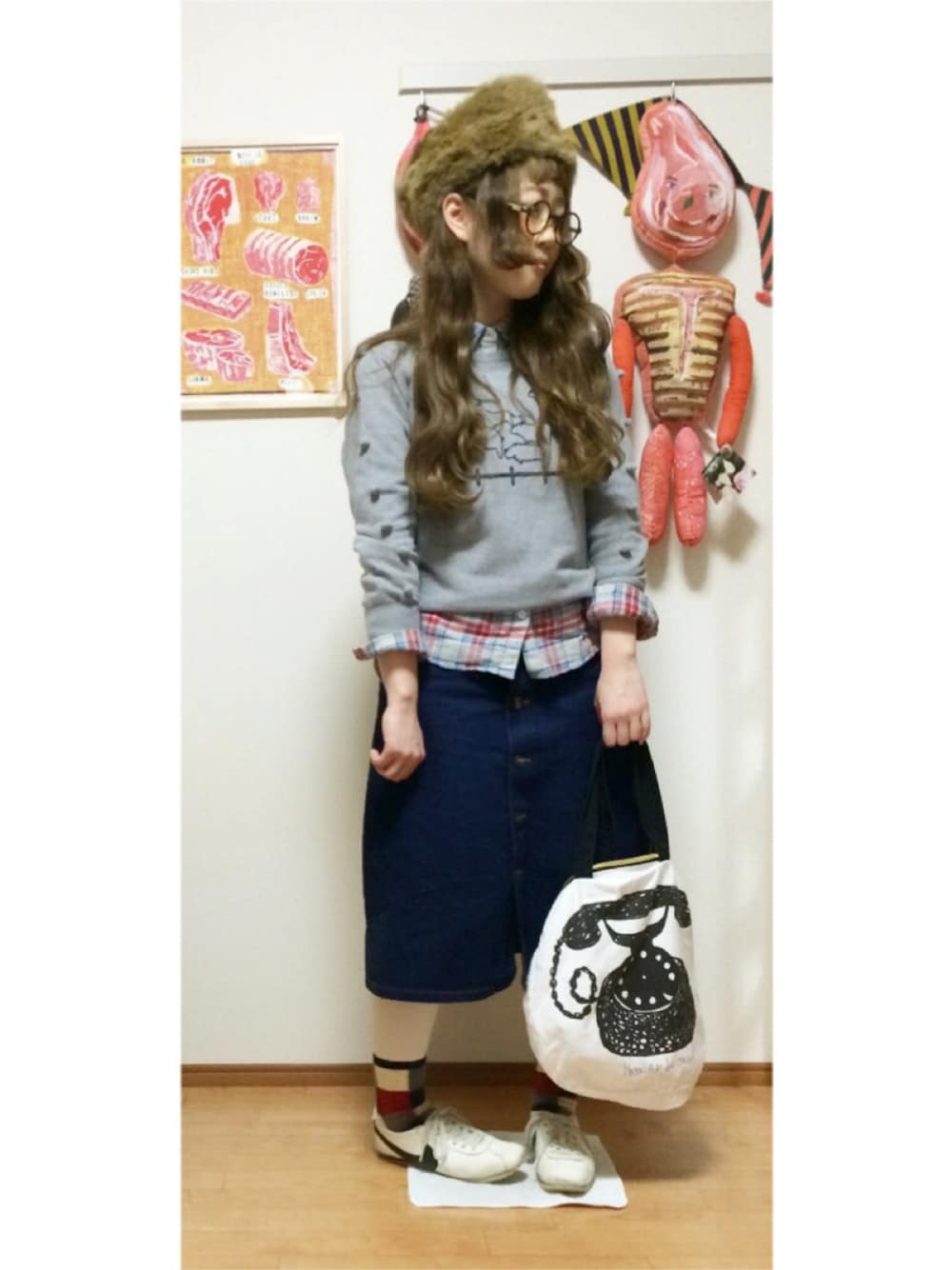 「エコバッグ、ファー小物、靴下屋」｜「kvellの博物館刺繍        袖ポンポン プルオーバー（ニット/セーター、グレー系）」を使った、Mayaさん（レディース・152cm）の冬コーディネートの1枚目の写真