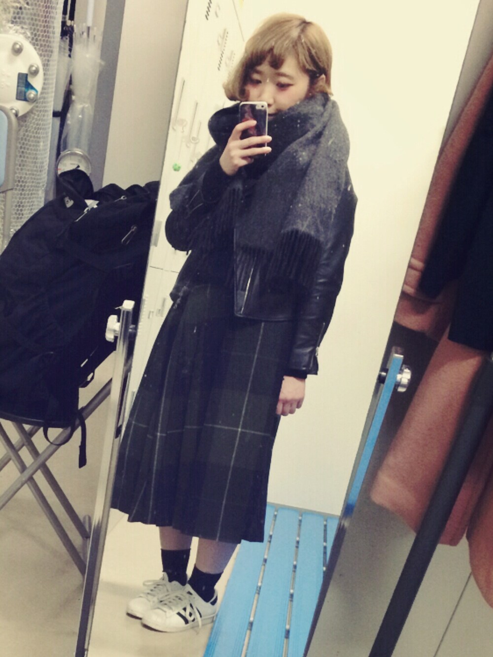 「冬、セーター、チェック、ライダース、スニーカー」｜「nitcaのアイテム（マフラー、ブラック系）」を使った、Mayaさん（レディース・152cm）の冬コーディネートの1枚目の写真
