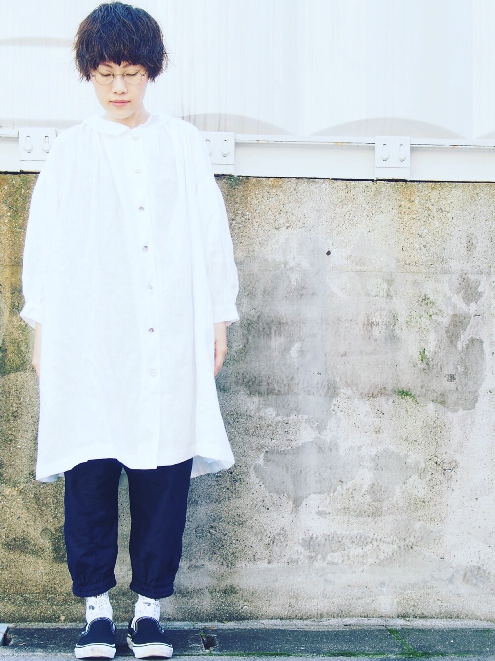 「パジャマ、白シャツ、白ソックス、秋のコーデ、めがね、ショートヘア、ハンドメイド」｜「Handmadeのアイテム（シャツワンピース、ホワイト系）」を使った、kunkunさん（レディース・155cm）の秋コーディネートの1枚目の写真