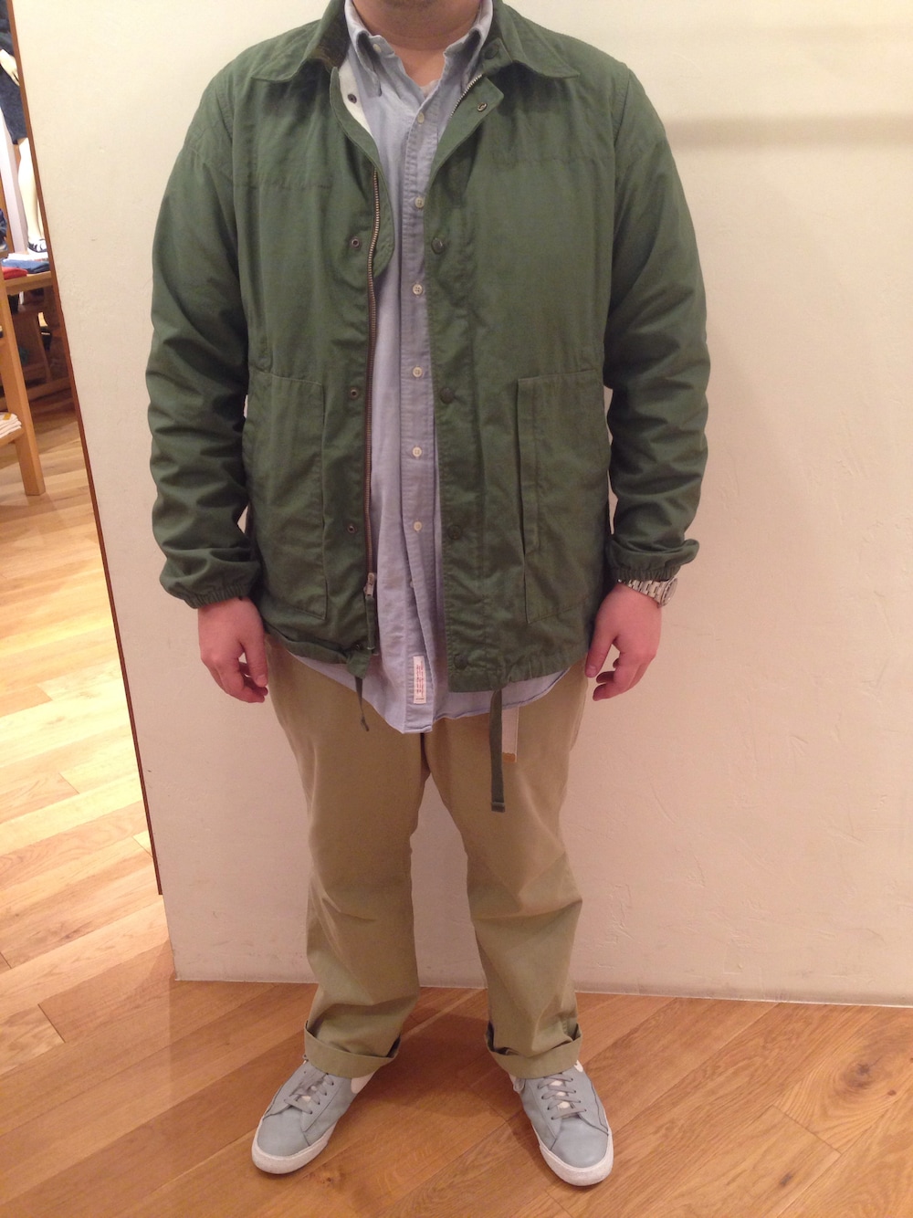 「BEAMS PLUSの【予約】BEAMS PLUS / ライト ピケパンツ（その他パンツ、グリーン系）」を使った、kyuukonMANさん（メンズ・181cm）の春コーディネートの1枚目の写真