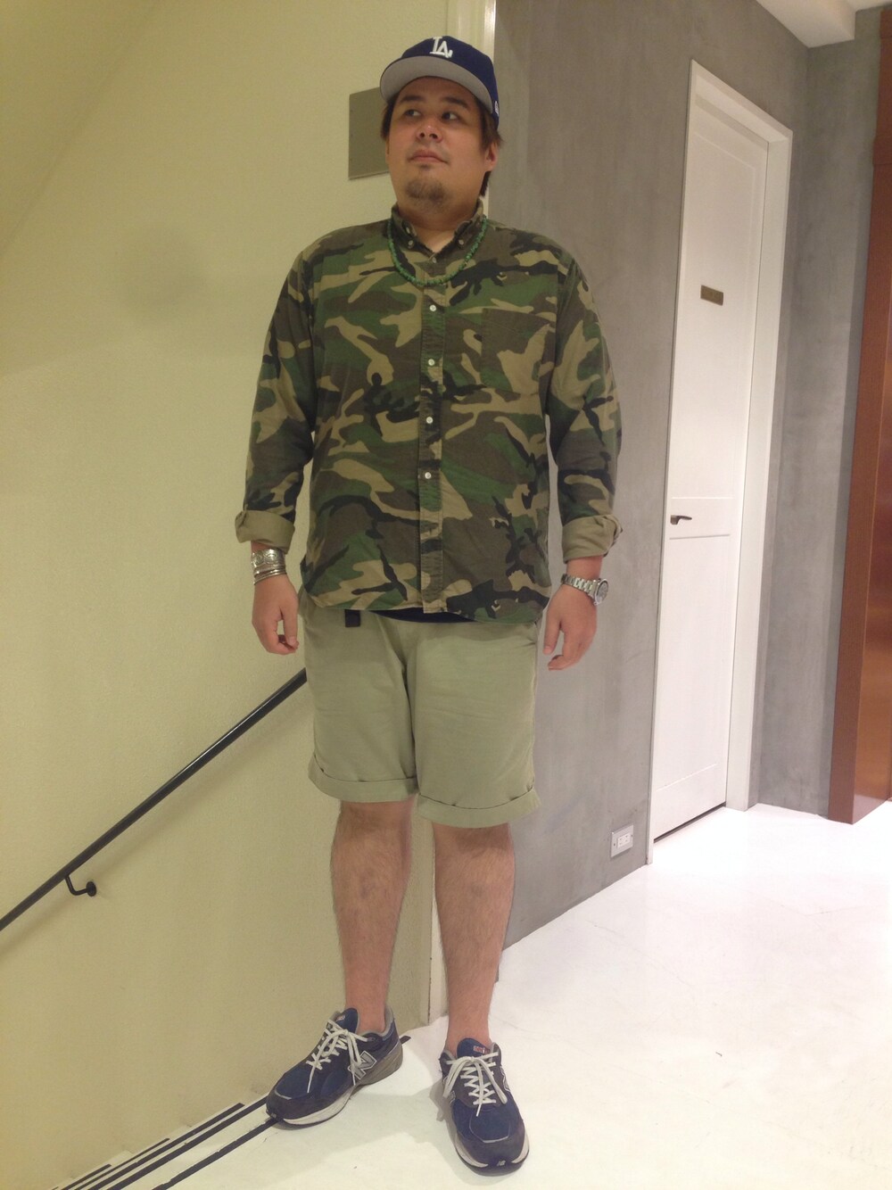 「sunshine reeves、ニューエラ」｜「BEAMS PLUSのアイテム（シャツ/ブラウス、グリーン系）」を使った、kyuukonMANさん（メンズ・181cm）の夏コーディネートの1枚目の写真