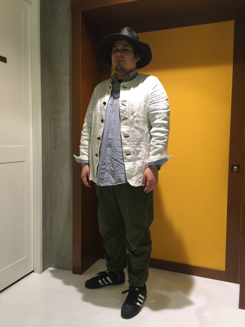 「NEEDLES、BEAMS、adidas、白、ノーカラー」｜「BEAMS PLUSのBEAMS PLUS / バンドカラーシャツ（シャツ/ブラウス、ブルー系）」を使った、kyuukonMANさん（メンズ・181cm）の春コーディネートの1枚目の写真