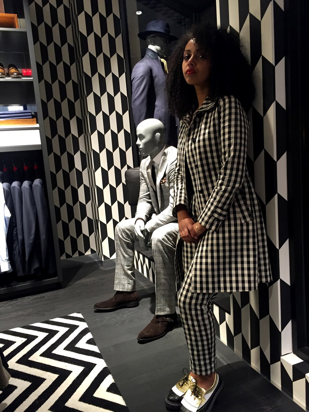 「suiting_vogue、suitstyle、checkered」｜「UNIQLOのアイテム（スーツジャケット、その他）」を使った、Mimo Haileさん（レディース・157cm）の秋コーディネートの1枚目の写真