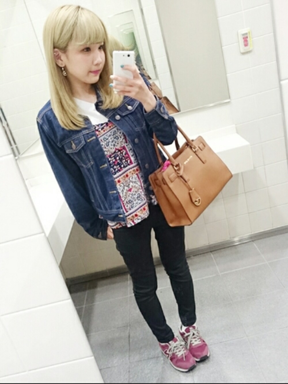 その他のキャミソール、ホワイト系のTシャツ/カットソー、ブルー系のデニムジャケットを着用したレディースの夏コーディネートの1枚目の写真