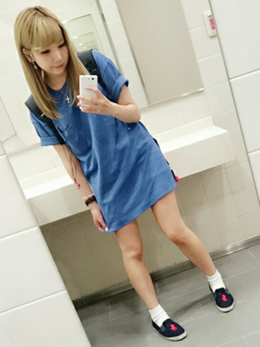 ブルー系のトップス、ブラック系のバックパック/リュック、ブルー系のスニーカーを着用したレディースの夏コーディネートの1枚目の写真