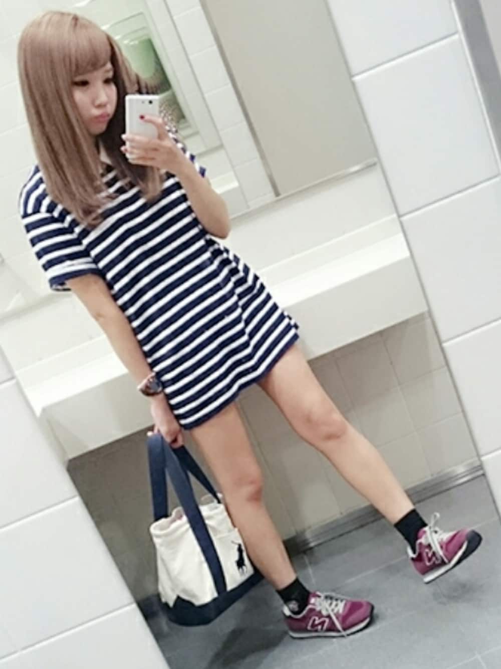 ブルー系のTシャツ/カットソー、ブルー系のトートバッグ、レッド系のスニーカーを着用したレディースの秋コーディネートの1枚目の写真