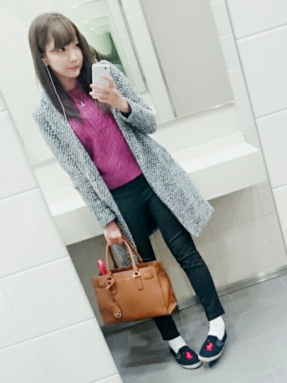 グレー系のチェスターコート、ブラウン系のショルダーバッグ、ピンク系のニット/セーターを着用したレディースの秋コーディネートの1枚目の写真