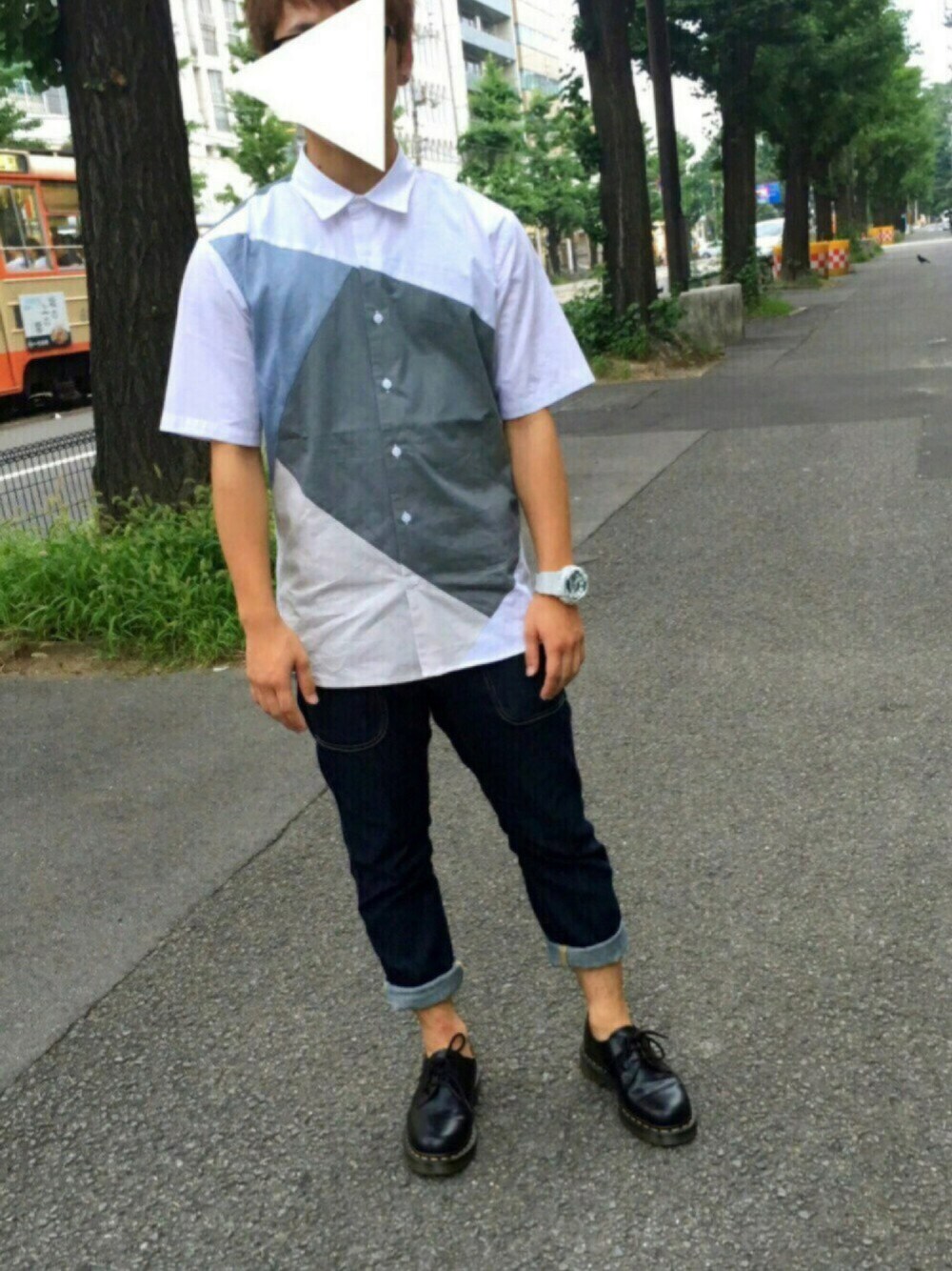 グリーン系のシャツ/ブラウス、ブルー系のデニムパンツ、ブラック系のその他シューズを着用したメンズの夏コーディネートの1枚目の写真