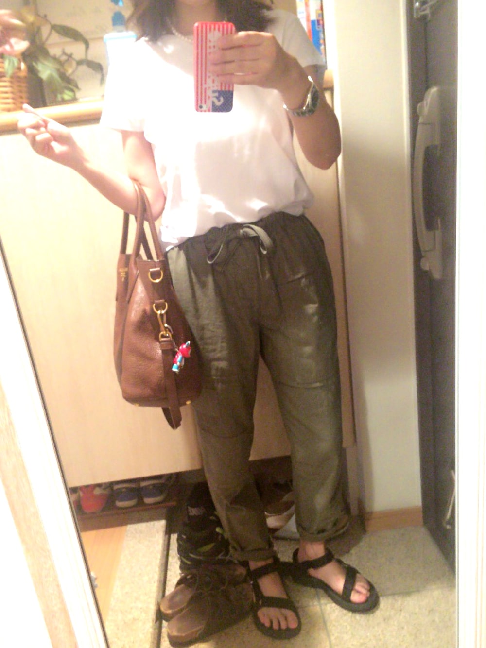 グリーン系のその他パンツ、ホワイト系のTシャツ/カットソー、ブラウン系のトートバッグを着用したレディースの夏コーディネートの1枚目の写真