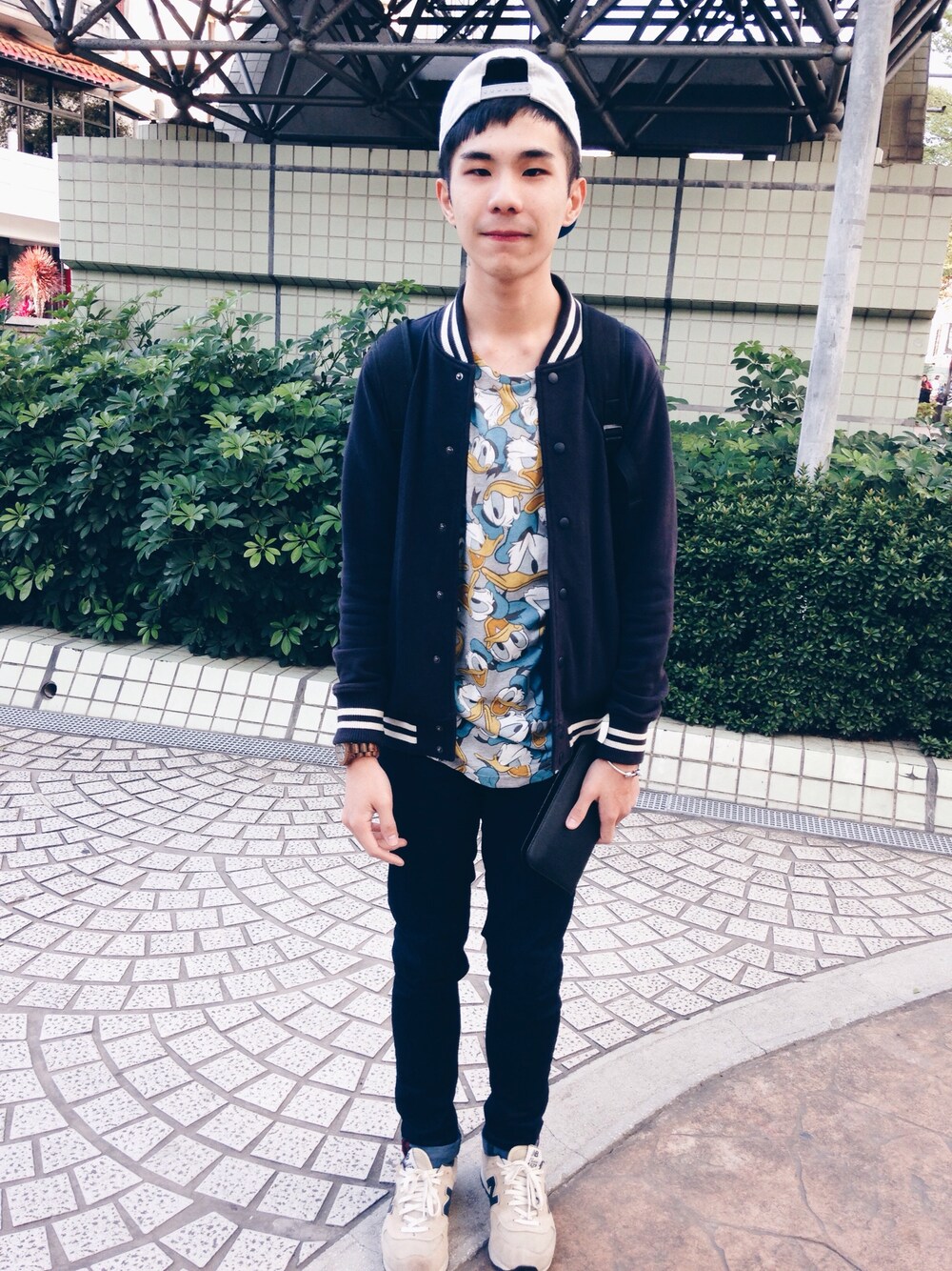 「PULL&BEARのアイテム（Tシャツ/カットソー、ブルー系）」を使った、Adam Tsengさん（メンズ・170cm）の冬コーディネートの1枚目の写真