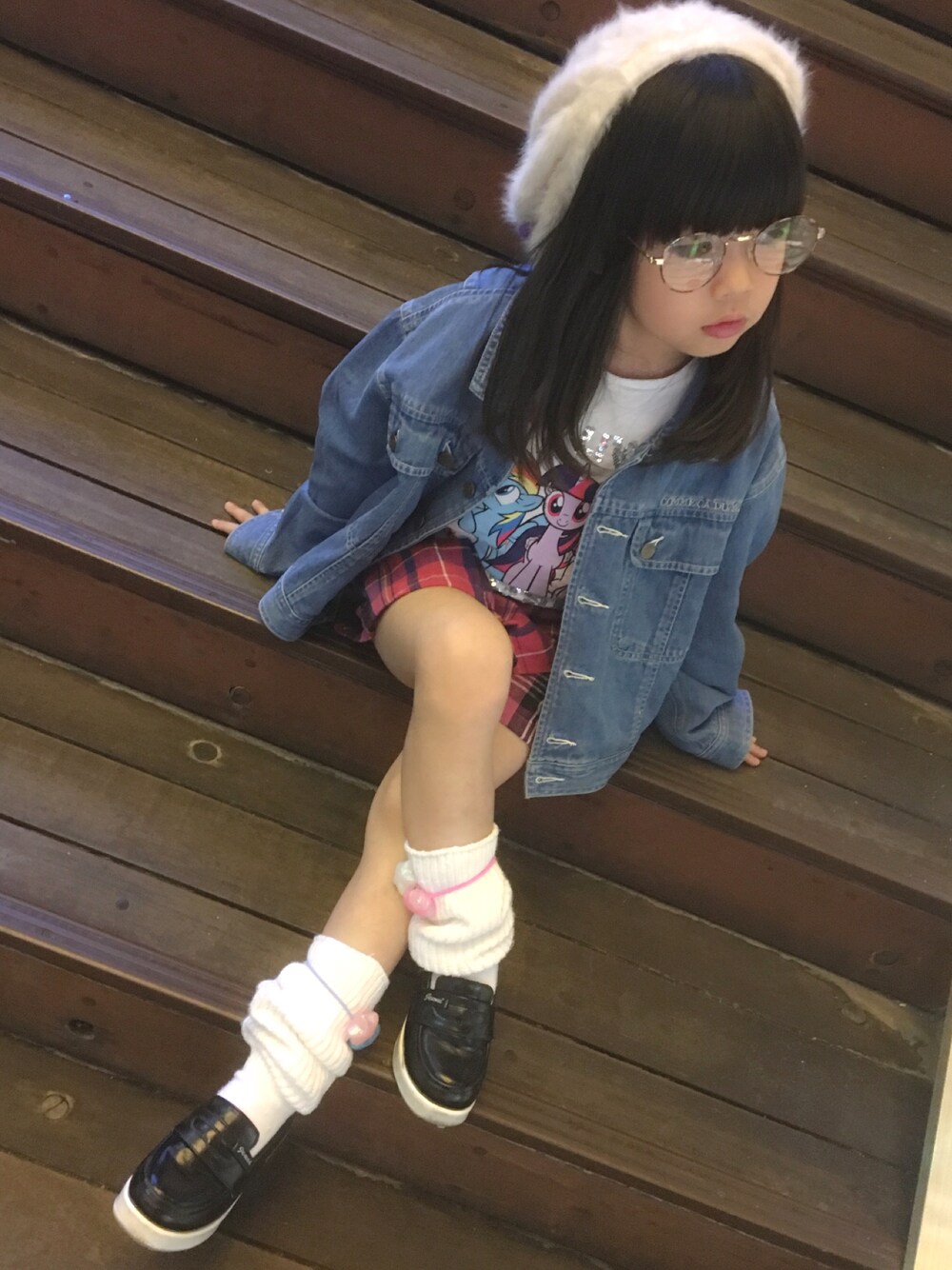 「秋のコーデ、ペコちゃん、チェック、キッズファッション、女の子、ヤンカワ、ベレー帽、デニム、リトルポニー」｜「H&Mのアイテム（Tシャツ/カットソー、ホワイト系）」を使った、しょこらさん（キッズ・110cm）の秋コーディネートの1枚目の写真