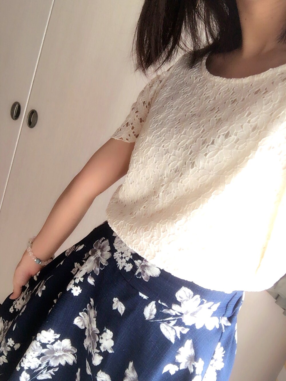 「夏再び、日曜日、暑い、秋はどこへ？」｜「MAJESTIC LEGONの肩開きレースプルオーバー（Tシャツ/カットソー、ホワイト系）」を使った、かりんさん（レディース・165cm）の秋コーディネートの1枚目の写真