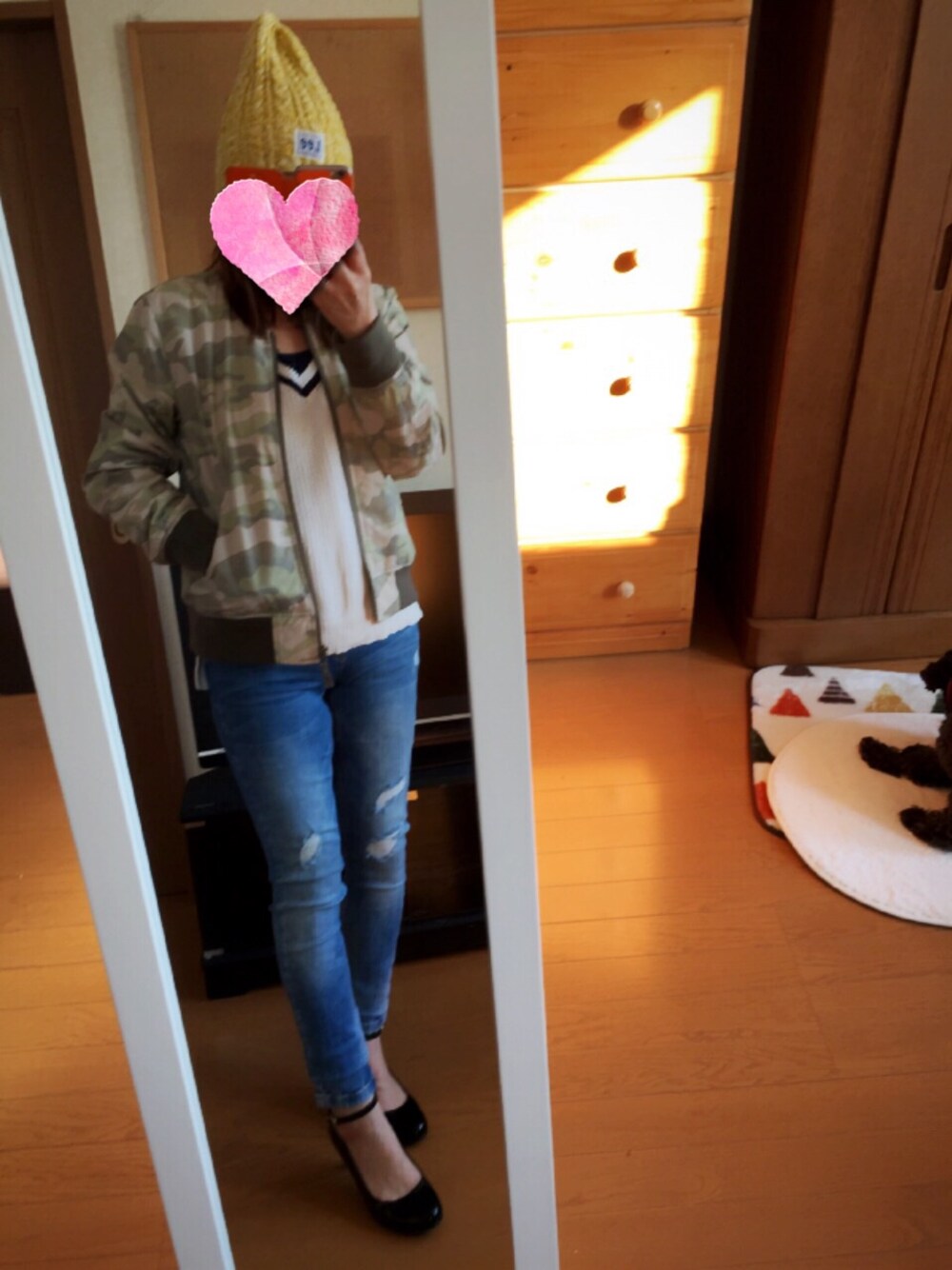 「ミリタリーアウター、ダメージジーンズ、イエロー、ニット帽、黒、パンプス 黒、ZARA」｜「3can4onのアイテム（ミリタリージャケット、その他）」を使った、朱南**さん（レディース・156cm）の春コーディネートの1枚目の写真