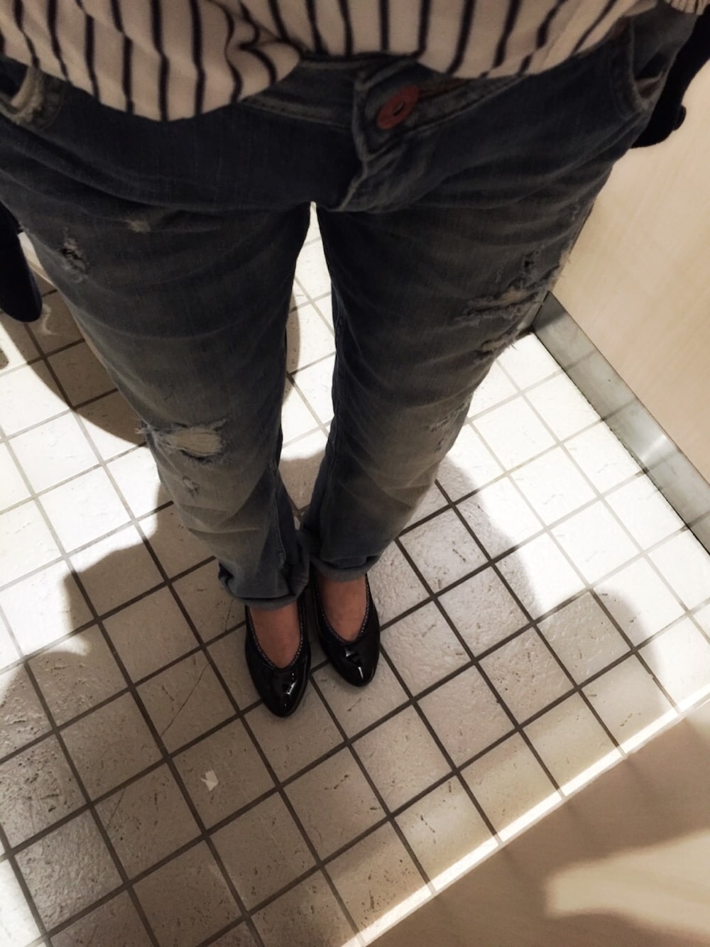 「ダメージデニムパンツ、ZARA、グローバルワーク(GLOBAL WORK)、パンプス」｜「ZARAのアイテム（デニムパンツ、ブルー系）」を使った、朱南**さん（レディース・156cm）の春コーディネートの1枚目の写真