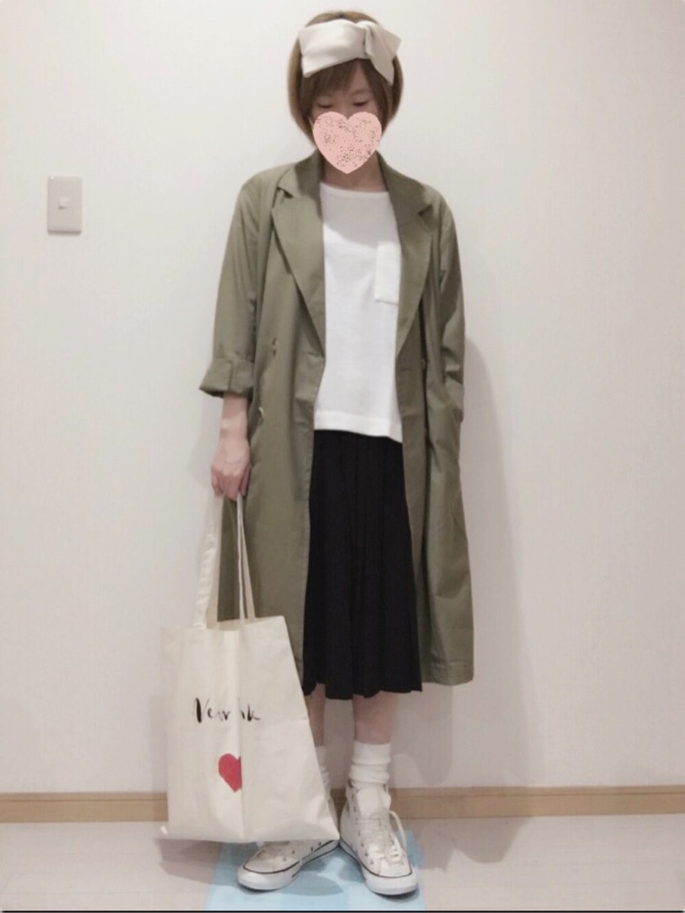 「シンプル、大人カジュアル、スニーカーコーデ、カーキ、春コーデ、トートバッグ、プリーツスカート」｜「BEAMS BOYのBEAMS BOY / サーマル リボン ヘアバンド（ヘアバンド、ベージュ系）」を使った、ringoさん（レディース・156cm）の冬コーディネートの1枚目の写真