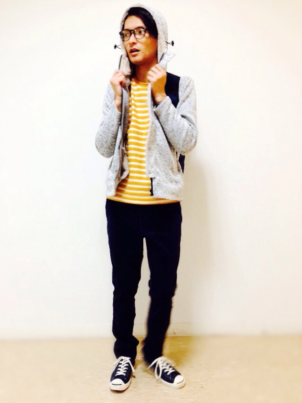 グレー系のパーカー、イエロー系のTシャツ/カットソー、ブルー系のその他パンツを着用したメンズの秋コーディネートの1枚目の写真