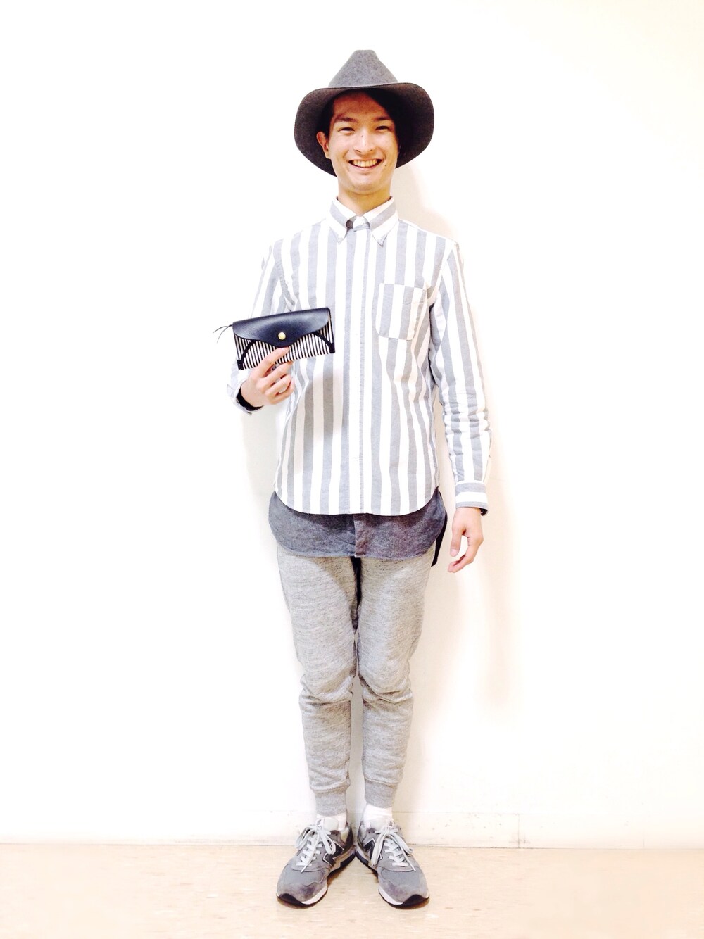 ブラック系のシャツ/ブラウス、グレー系のシャツ/ブラウス、グレー系の帽子を着用したメンズの冬コーディネートの1枚目の写真