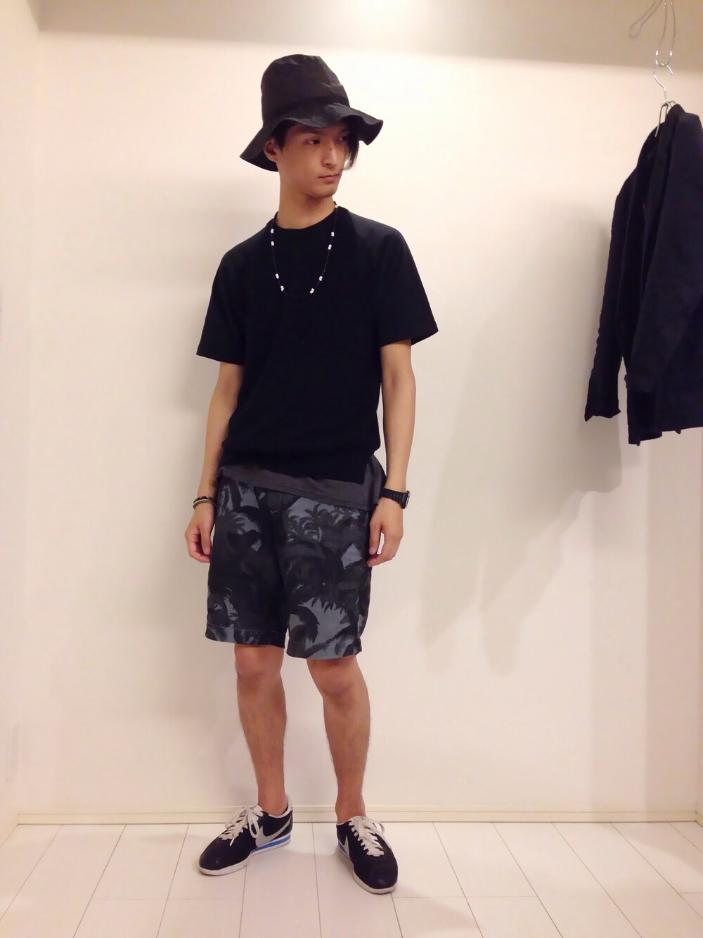 ブラック系のTシャツ/カットソー、グレー系のその他パンツ、ブラック系のスニーカーを着用したメンズの夏コーディネートの1枚目の写真