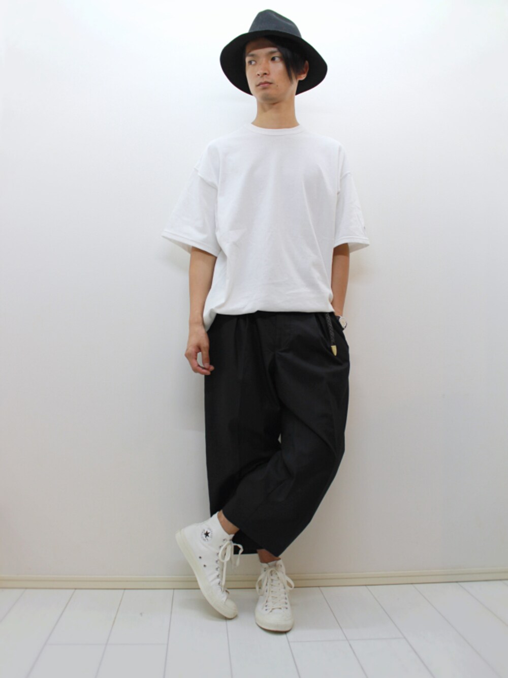 ブラック系のその他パンツ、ホワイト系のスニーカー、その他のその他を着用したメンズの夏コーディネートの1枚目の写真