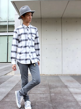 「オールグレー」｜「アイテム（デニムパンツ）」を使った、KURE.さん（メンズ・174cm）の秋コーディネート