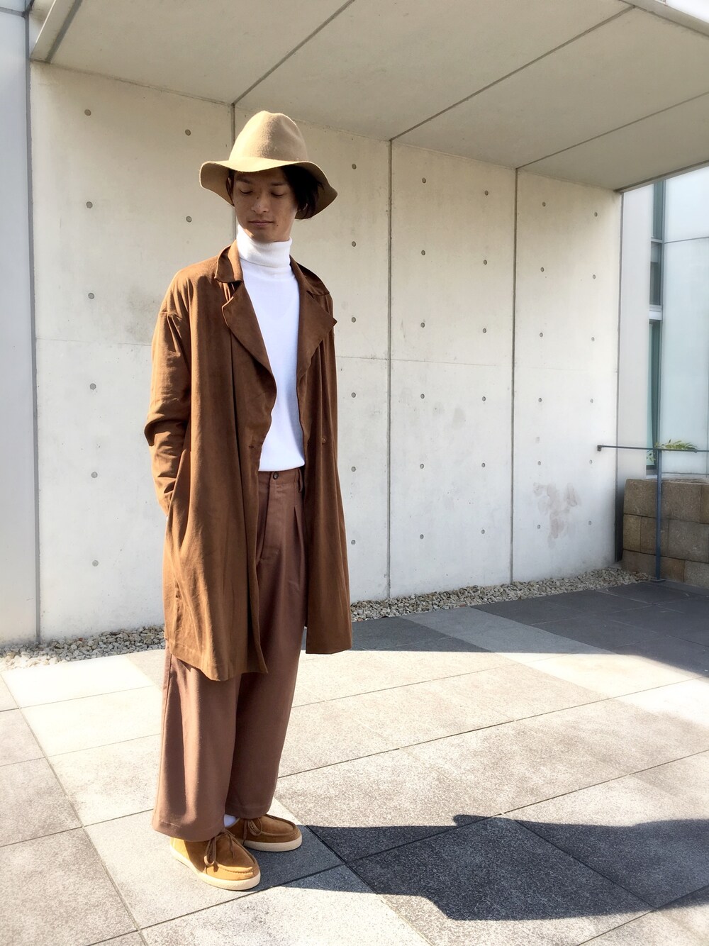 ブラウン系のジャケット/アウター、ホワイト系のトップス、イエロー系のその他パンツを着用したメンズの秋コーディネートの1枚目の写真